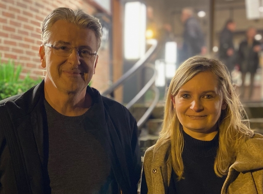 Uittredend gemeenteraadslid Piet Van den Borre geeft de fakkel door aan Stephanie Ryckewaert Uittredend gemeenteraadslid Piet Van den Borre geeft de fakkel door aan Stephanie Ryckewaert